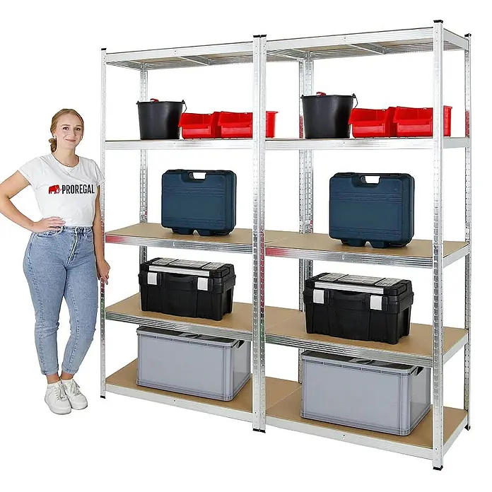 Proregal Schwerlastregal Mega Deal Kellerregal GORILLA - Traglast pro Boden: 175 kg, Anzahl Böden: 5 Stk., Stecken, Silber - Abbildung eines Lagerregals mit fünf Fächern, beladen mit verschiedenen Aufbewahrungsboxen und Eimern, neben einer Frau.