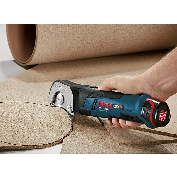 Bosch Professional Akku-Universalschere GUS 12V-300 - 12 V, Li-Ionen, Ohne Akku, Geeignet für: Materialien bis 11 mm Stärke - Bosch Akku-Universalschneider GUS 10,8 V-LI im Einsatz beim Zuschneiden von Kork. Das Gerät ist ideal für flexible Materialien.