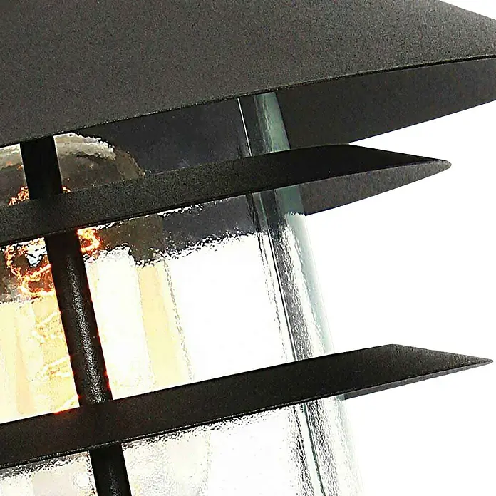 Elstead Außensockelleuchte Helsingor - 50 W, Farbe Gehäuse: Schwarz, 21,8 cm x 21,8 mm x 23,6 cm, Ohne Leuchtmittel - Nahaufnahme einer schwarzen Außenleuchte mit klarem Glas, das ein warmes Licht abgibt.\n