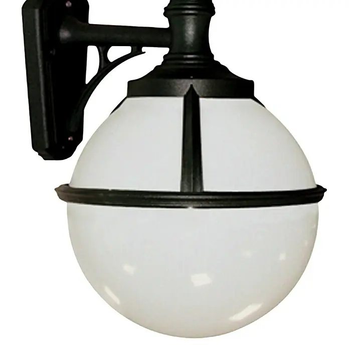 Elstead Außenwandleuchte Glenbeigh - 60 W, 32 x 44 x 44 cm, Schwarz, IP44 - Eine Nahaufnahme einer kugelförmigen Außenleuchte mit mattschwarzer Halterung, die an einer Wand montiert ist.