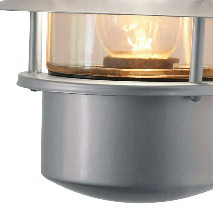 Elstead Außenwandleuchte Helsingor - 60 W, 26 x 23,6 x 23,6 cm, Silber, IP44, Ohne Bewegungsmelder - Nahaufnahme einer silbernen Außenleuchte mit einer warmen Glühbirne hinter Glas, die ein gemütliches Licht ausstrahlt.