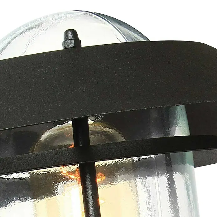 Elstead Außenwandleuchte Helsingor - 60 W, 26 x 21,8 x 23,6 cm, Schwarz, IP44, Bewegungsmelder - Nahaufnahme einer stilvollen Außenleuchte mit klarem Glas und schwarzen Akzenten, die ein warmes Licht ausstrahlt.