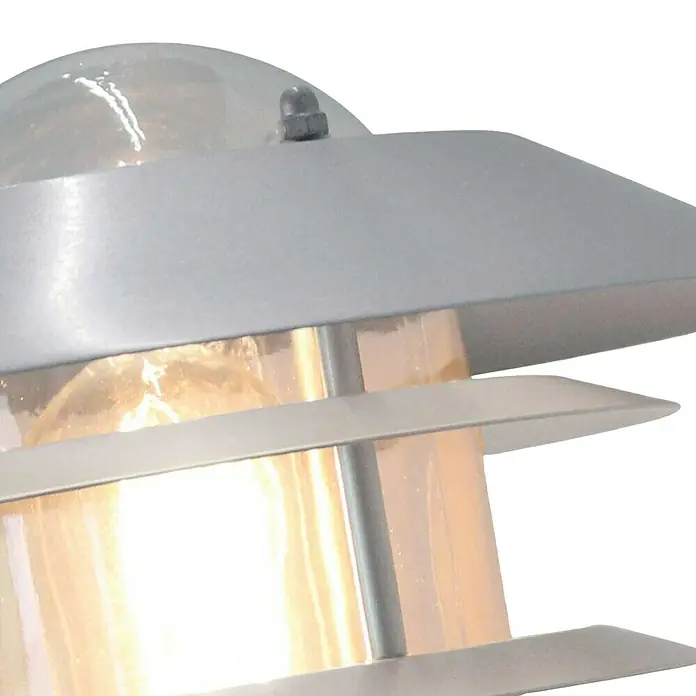 Elstead Außenwandleuchte Helsingor - 60 W, 26 x 23,6 x 23,6 cm, Silber, IP44, Ohne Bewegungsmelder - Nahaufnahme einer stilvollen Außenleuchte mit transparentem Lampenschirm und silberfarbenem Metallgehäuse.