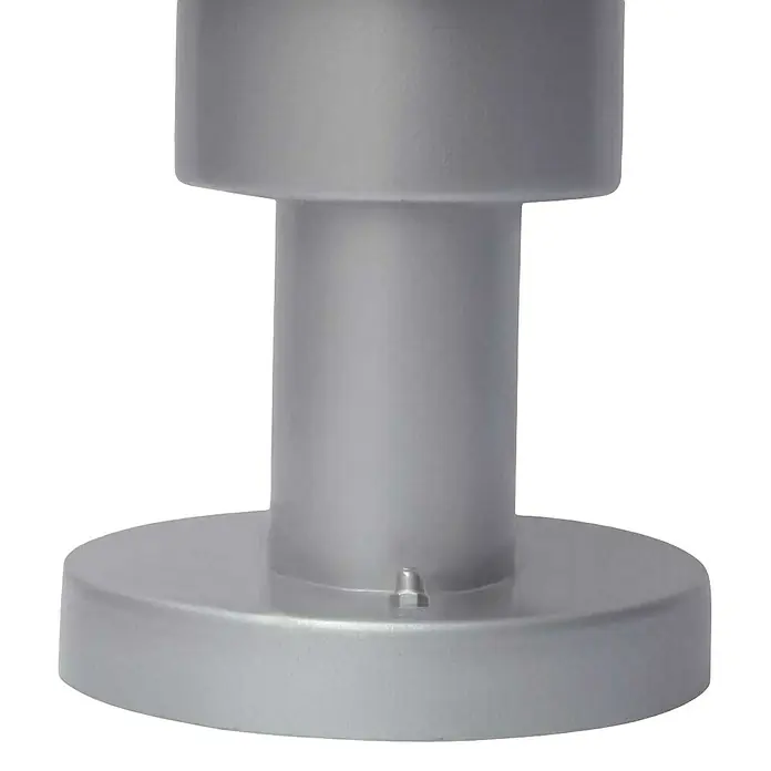 Elstead Außenwandleuchte Helsingor - 60 W, 21,8 x 30,5 x 30,5 cm, Silber, IP44 - Nahaufnahme einer modernen, silberfarbenen Lampenfassung, die ein minimalistisches Design und eine matte Oberfläche aufweist.