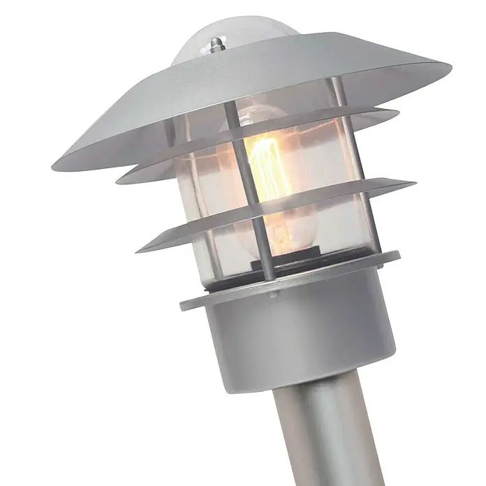 Elstead Außenstehleuchte Helsingor - 60 W, Farbe Gehäuse: Silber, Ohne Leuchtmittel - Nahaufnahme einer modernen Außenleuchte mit einem warmen Lichtschein, ideal für Gartenwege und Terrassen.