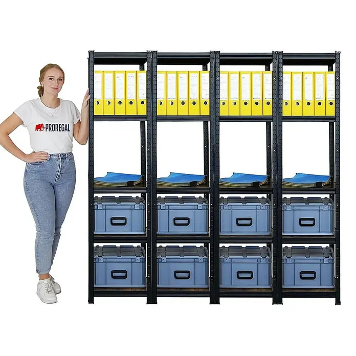 Proregal Metallregal Mega Deal All Black Series Ragnar - Traglast pro Boden: 100 kg, Anzahl Böden: 5 Stk., Stecken, Schwarz - Schwarzes Metallregal mit vier Ebenen, gefüllt mit Ordnern, Mappen und Boxen, neben einer Frau stehend.