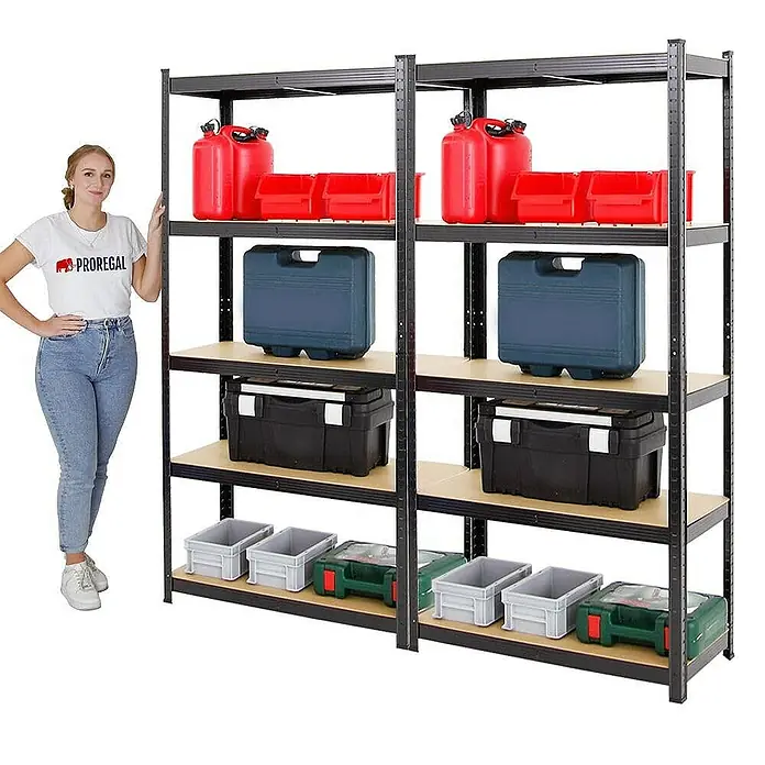 Proregal Schwerlastregal Mega Deal Kellerregal GORILLA - Traglast pro Boden: 175 kg, Anzahl Böden: 5 Stk., Stecken, Schwarz - Regal mit diversen Aufbewahrungsbehältern aus Kunststoff in verschiedenen Farben und einer Frau, die daneben steht.