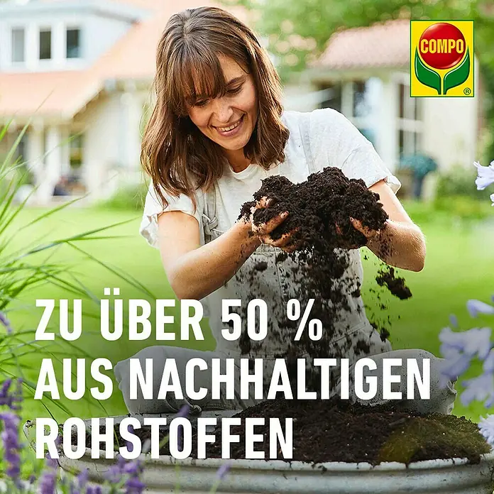 Compo Sana Blumenerde für Zimmer-, Balkon- & Gartenpflanzen - 5 l - Frau hält COMPO Erde in den Händen. Die Erde besteht zu über 50% aus nachhaltigen Rohstoffen und ist ideal für den Garten.