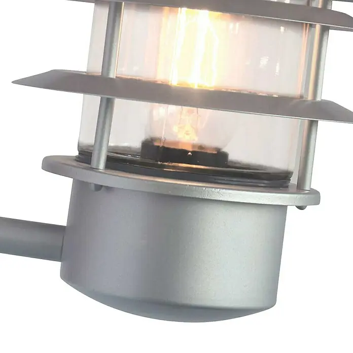 Elstead Außenwandleuchte Helsingor - 60 W, 26 x 23,6 x 23,6 cm, Silber, IP44, Mit Bewegungsmelder - Nahaufnahme einer silbernen Außenleuchte mit einer Edison-Glühbirne, die ein warmes Licht ausstrahlt. Stilvolles und funktionales Design.