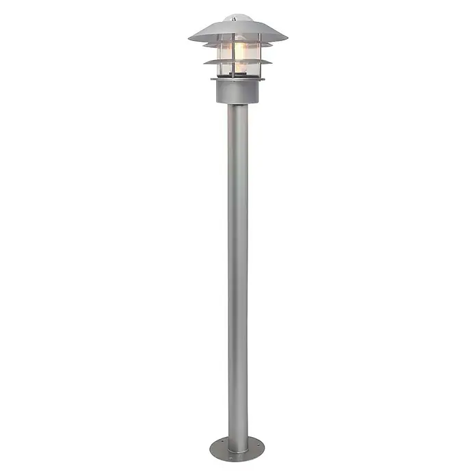 Elstead Außenstehleuchte Helsingor - 60 W, Farbe Gehäuse: Silber, Ohne Leuchtmittel - Eine elegante silberne Gartenlaterne mit einem markanten, mehrstufigen Lampenschirm, ideal zur Beleuchtung von Außenbereichen.