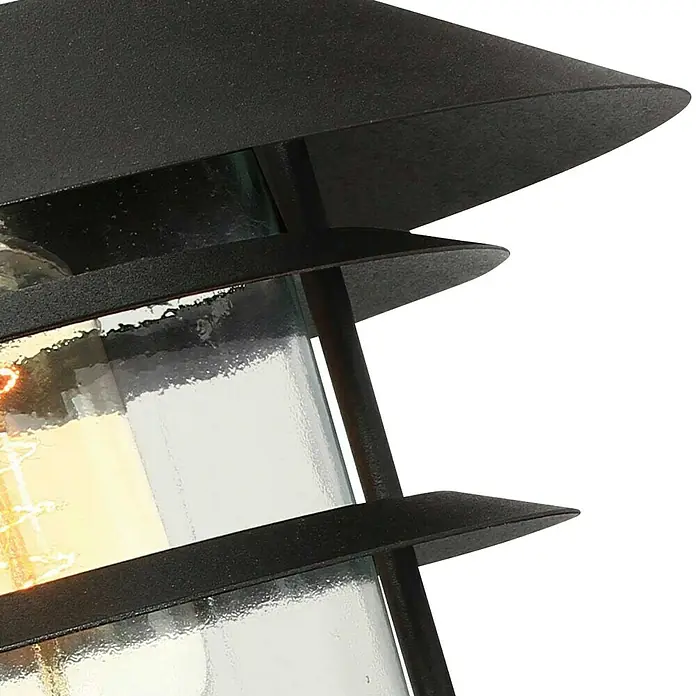 Elstead Außenwandleuchte Helsingor - 50 W, 26 x 21,8 x 23,6 cm, Schwarz, IP44 - Nahaufnahme einer stilvollen schwarzen Außenleuchte mit klarem Glas und dekorativer Glühbirne. Die Leuchte sorgt für eine angenehme Beleuchtung.