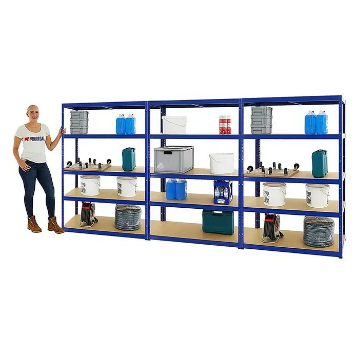 Proregal Schwerlastregal Mega Deal Big Elephant M - Traglast pro Boden: 250 kg, Anzahl Böden: 5 Stk., Stecken, Blau - Regalsystem in Blau mit diversen Gegenständen und einer Frau daneben. Ideal für Lagerung und Organisation, robust und vielseitig.