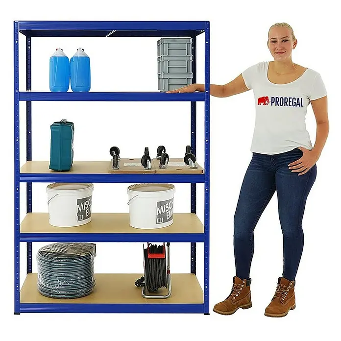 Proregal Schwerlastregal Mega Deal Big Elephant M - Traglast pro Boden: 250 kg, Anzahl Böden: 5 Stk., Stecken, Blau - Blaues Regal mit fünf Regalböden, gefüllt mit verschiedenen Gegenständen. Eine Frau steht daneben und präsentiert das Regal.