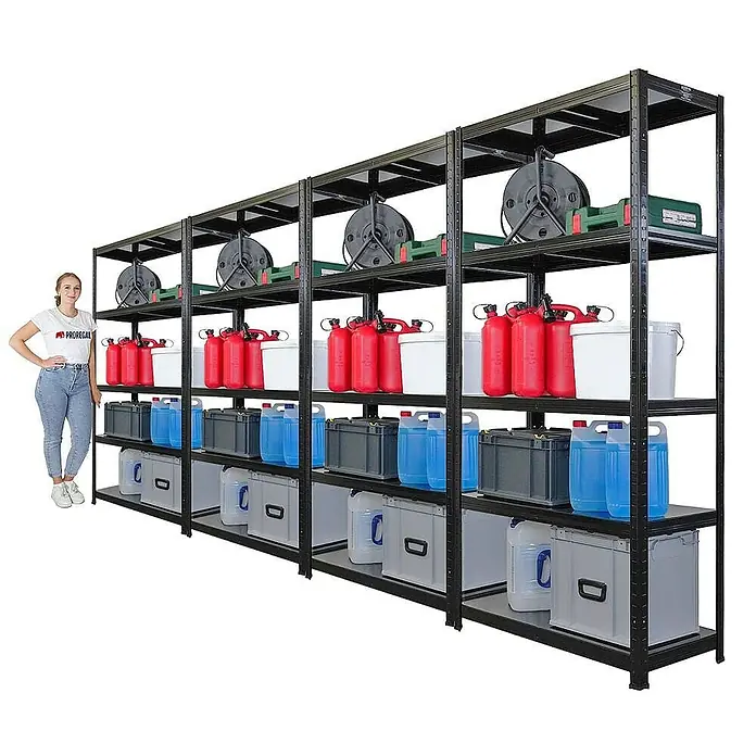 Proregal Metallregal Mega Deal Ragnar - Traglast pro Boden: 125 kg, Anzahl Böden: 5 Stk., Stecken, Schwarz - Schwarzes Schwerlastregal mit fünf Ebenen, voll mit Behältern, Kanistern und Kabeltrommeln, daneben eine Frau als Größenvergleich.