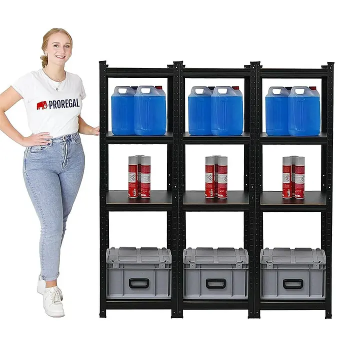 Proregal Metallregal Mega Deal All Black Series Ragnar - Traglast pro Boden: 100 kg, Anzahl Böden: 5 Stk., Stecken, Schwarz - Abgebildet ist ein dreiteiliges Schwerlastregal mit blauen Kanistern, Sprays und grauen Boxen.