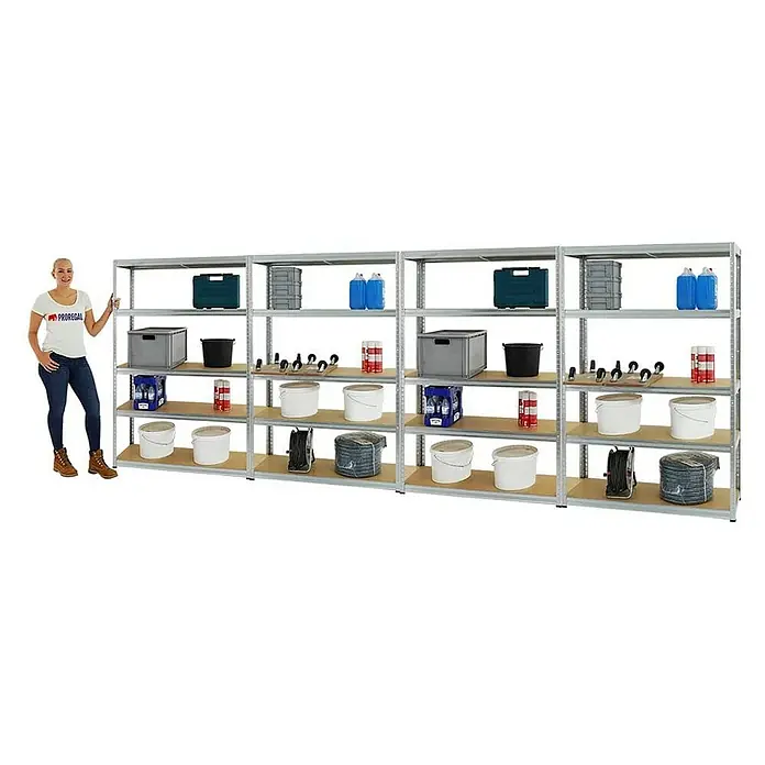 Proregal Schwerlastregal Mega Deal Big Elephant S - Traglast pro Boden: 250 kg, Anzahl Böden: 5 Stk., Stecken, Verzinkt - Helle Regale mit diversen Artikeln, darunter Boxen, Eimer und Werkzeuge, bieten praktischen Stauraum. Die Regale sind stabil und gut organisiert.