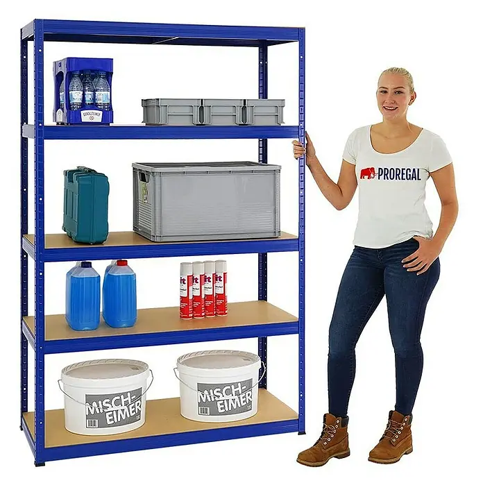 Proregal Schwerlastregal Mega Deal Big Elephant S - H x B x T: 180 x 120 x 45 cm, Traglast pro Boden: 250 kg, Anzahl Böden: 5 Stk., Stecken, Blau - Ein blaues Schwerlastregal mit fünf Ebenen, beladen mit verschiedenen Gegenständen und einer Frau, die sich daran anlehnt.