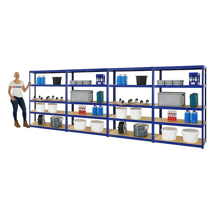 Proregal Schwerlastregal Mega Deal Big Elephant S - H x B x T: 180 x 120 x 45 cm, Traglast pro Boden: 250 kg, Anzahl Böden: 5 Stk., Stecken, Blau - Ein blaues Schwerlastregal mit vier Ebenen, das diverse Gegenstände wie Eimer, Kisten und Kanister trägt, daneben eine Frau.