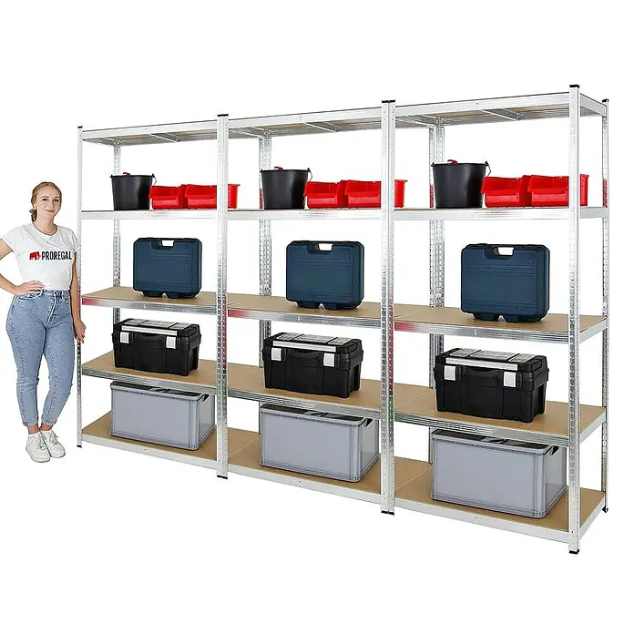 Proregal Schwerlastregal Mega Deal Giant Ragnar - H x B x T: 200 x 100 x 50 cm, Traglast pro Boden: 175 kg, Anzahl Böden: 5 Stk., Stecken, Verzinkt - Foto eines Schwerlastregals mit 4 Regalböden, beladen mit Boxen, Eimern und Werkzeugkoffern. Eine Frau steht daneben.