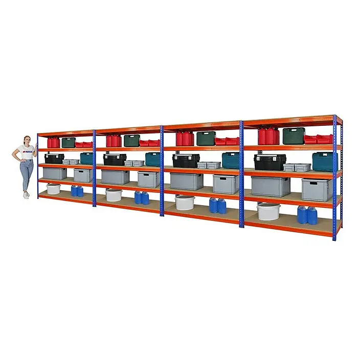 Proregal Schwerlastregal Mega Deal BISON - H x B x T: 200 x 180 x 60 cm, Traglast pro Boden: 600 kg, Anzahl Böden: 5 Stk., Stecken, Blau-Orange - Abbildung eines langen, mit verschiedenen Behältern gefüllten Palettenregals in einem Lagerraum, das für Ordnung und Organisation sorgt.