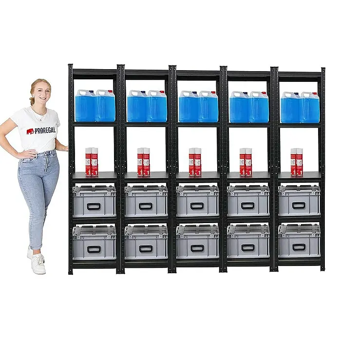 Proregal Metallregal Mega Deal All Black Series Ragnar - Traglast pro Boden: 100 kg, Anzahl Böden: 5 Stk., Stecken, Schwarz - Produktbild von schwarzen Regalen, gefüllt mit blauen Kanistern, Dosen und grauen Boxen, neben einer Frau.