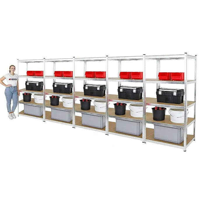 Proregal Schwerlastregal Mega Deal Ragnar - Traglast pro Boden: 175 kg, Anzahl Böden: 5 Stk., Stecken, Verzinkt - Metallregalsystem mit vier Regalen, beladen mit Boxen und Eimern, daneben eine Frau für Größenvergleich.