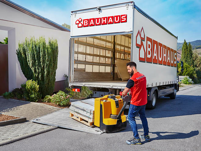 Mann liefert Produkte an die Haustür