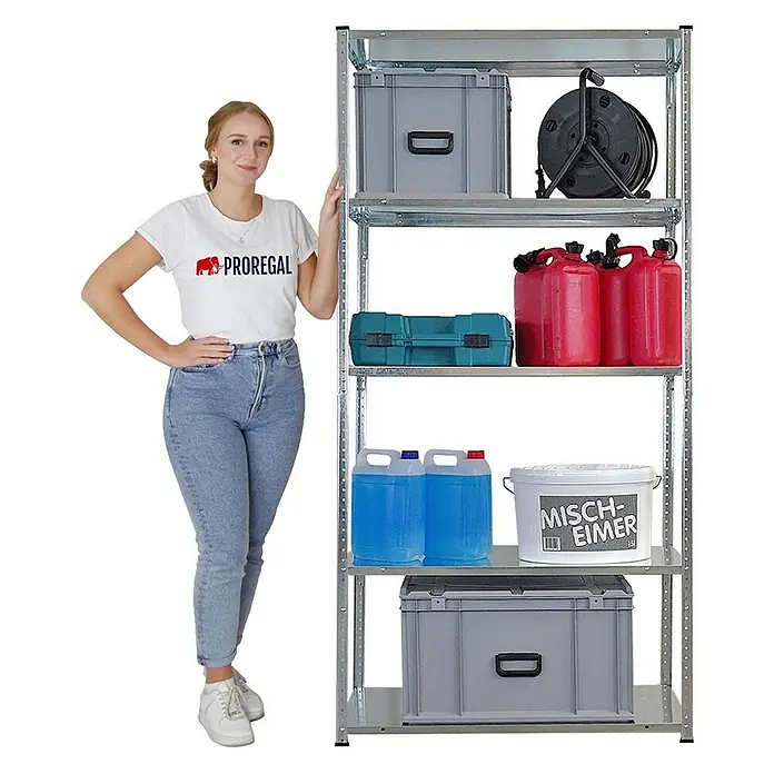 Mega Deal | 5x Schraubregal Haldor | HxBxT 180x90x40cm | Fachlast 100 kg | Verzinkt -  - Produktfoto eines Regals mit fünf Fächern, gefüllt mit verschiedenen Artikeln wie Kanistern, Werkzeugkasten und Eimer. Eine Frau steht daneben.