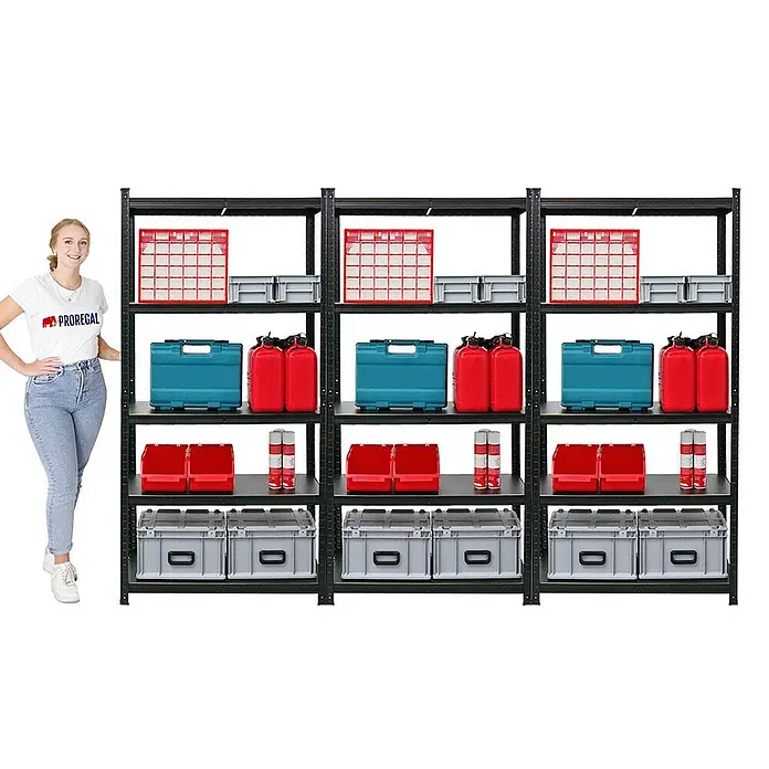 Proregal Metallregal Mega Deal All Black Series Ragnar - Traglast pro Boden: 100 kg, Anzahl Böden: 5 Stk., Stecken, Schwarz - Das Bild zeigt ein Regal mit vier Regalböden, gefüllt mit verschiedenen Behältern und Werkzeugen, neben einer Frau.