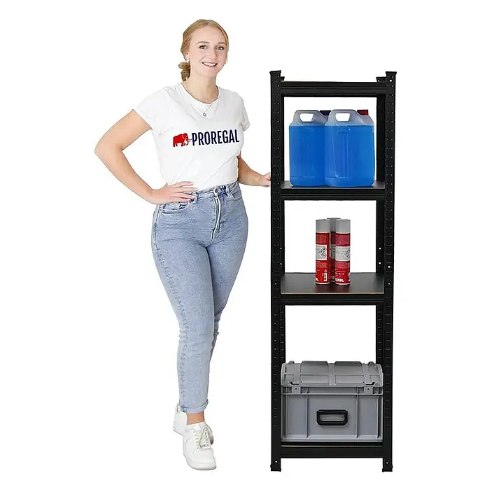 Proregal Metallregal All Black Series Ragnar - Traglast pro Boden: 100 kg, Anzahl Böden: 5 Stk., Stecken, Schwarz - Frau neben einem schwarzen Regal mit blauen Kanistern, Spraydosen und einer grauen Box.