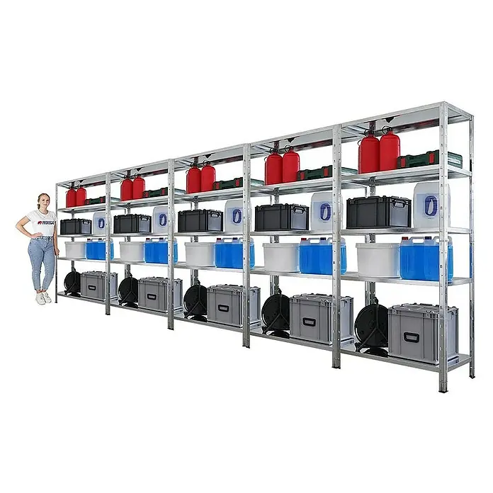 Proregal Metallregal Mega Deal Ares - Traglast pro Boden: 125 kg, Anzahl Böden: 5 Stk., Stecken, Verzinkt - Regal mit mehreren Fächern, beladen mit verschiedenen Behältern, Kanistern und Werkzeugkästen, daneben eine Frau als Größenvergleich.