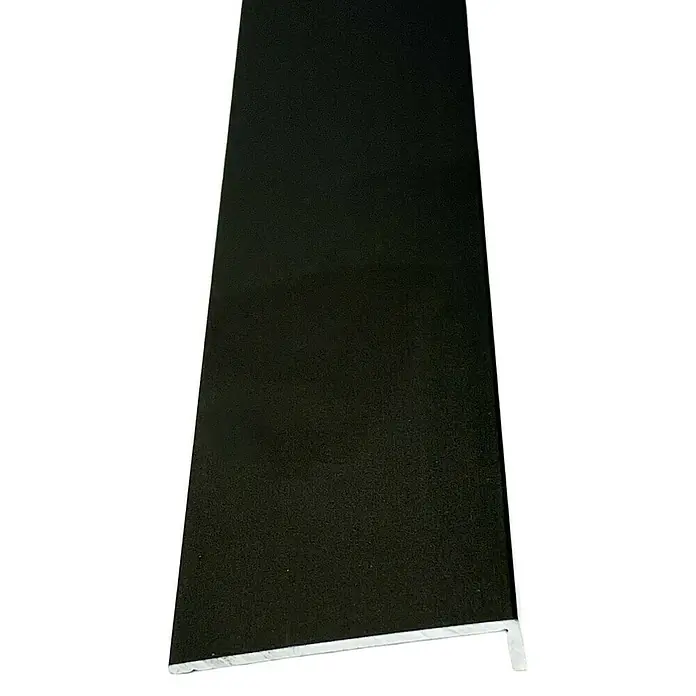 Wetwall Wandpaneel Abschluss-Profil - 244 x 1,8 x 0,5 cm, Schwarz - Schwarzes Paneel mit matter Oberfläche und einem L-förmigen Profil aus glänzendem Aluminium, das für eine moderne und stilvolle Optik sorgt.