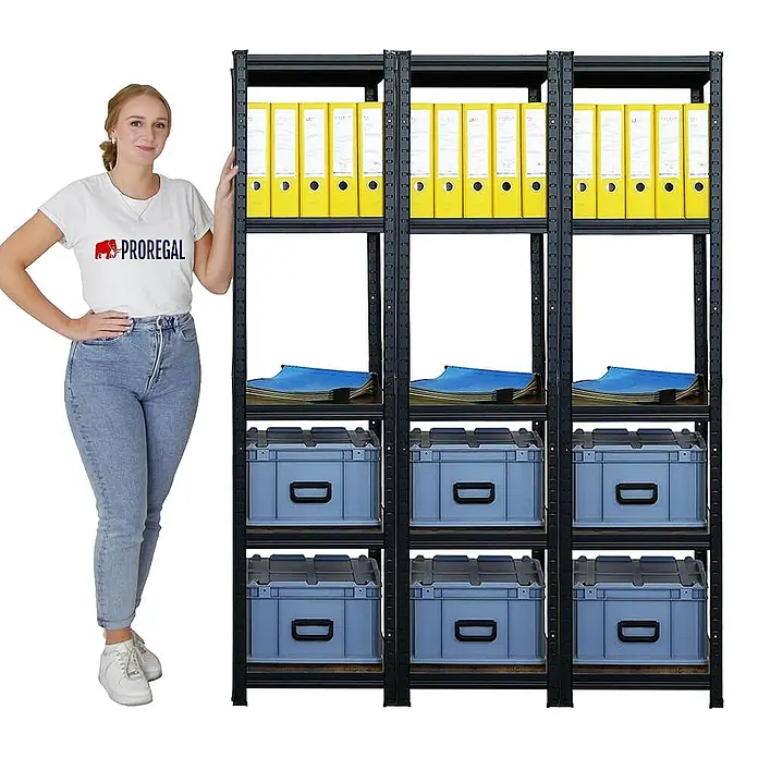 Proregal Metallregal Mega Deal All Black Series Ragnar - Traglast pro Boden: 100 kg, Anzahl Böden: 5 Stk., Stecken, Schwarz - Regal mit Ordnern und Kisten, präsentiert von einer Frau. Perfekt für Büro oder Lagerung.