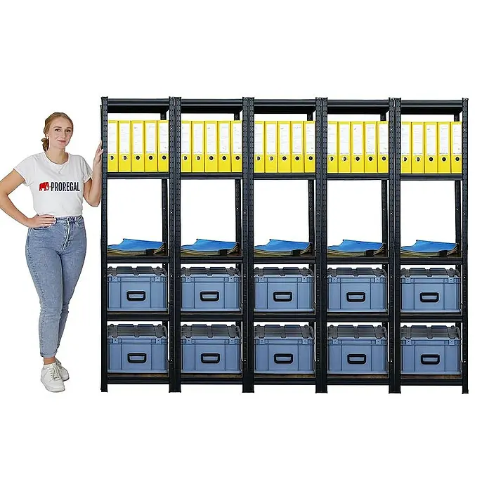 Proregal Metallregal Mega Deal All Black Series Ragnar - Traglast pro Boden: 100 kg, Anzahl Böden: 5 Stk., Stecken, Schwarz - Das Bild zeigt ein schwarzes Schwerlastregal mit gelben Ordnern, blauen Dokumenten und grauen Boxen. Eine Frau steht daneben.