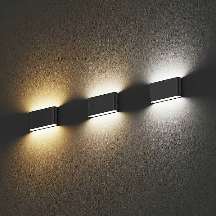 Elstead LED-Außenwandleuchte Jens - 5,4 W, 17,5 x 17,5 x 9 cm, Black, IP65 - Drei moderne Wandleuchten in Schwarz mit unterschiedlichen Farbtemperaturen an einer strukturierten Wand montiert.