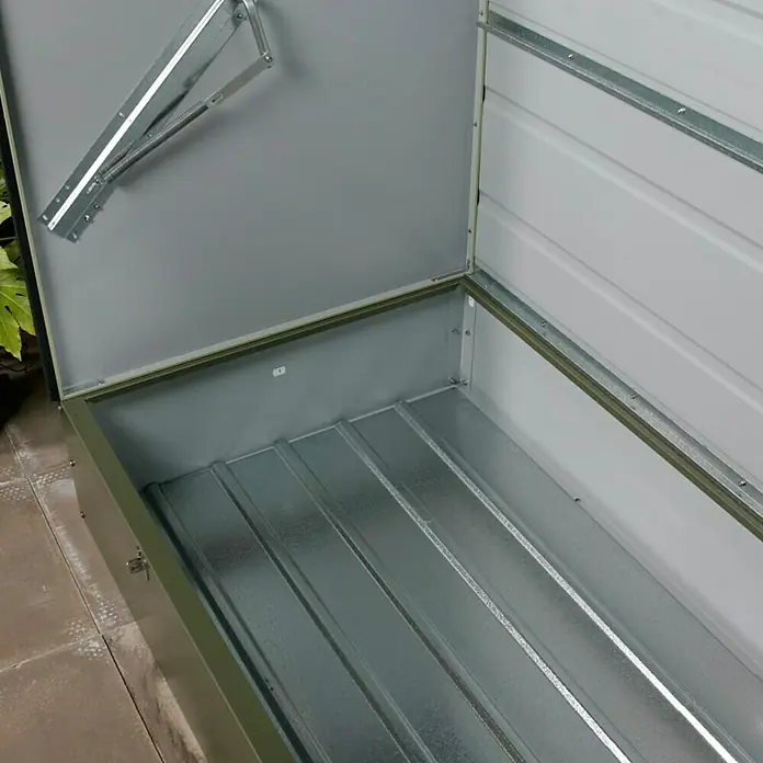 Trimetals Garten-Aufbewahrungsbox Storeguard - Anthrazit, Stahl - Innenansicht einer grünen Metall-Gartenbox mit geriffeltem Boden und geöffnetem Deckel, gehalten von einem Metallarm.