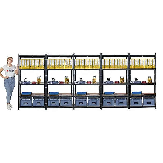 Proregal Metallregal Mega Deal All Black Series Ragnar - Traglast pro Boden: 100 kg, Anzahl Böden: 5 Stk., Stecken, Schwarz - Bild eines schwarzen Regalsystems mit gelben Aktenordnern, Getränken und Aufbewahrungsboxen, neben dem eine Frau steht.