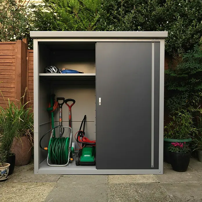 Trimetals Geräteschrank Guardian D63 - Außenbreite inkl. Dachüberstand: 176 cm, Außentiefe inkl. Dachüberstand: 89 cm, Stahl, Lichtgrau - Gartengeräteschrank aus Metall mit Schiebetür, ideal zur Aufbewahrung von Gartengeräten und -zubehör im Freien. Der Schrank hält alles ordentlich und griffbereit.