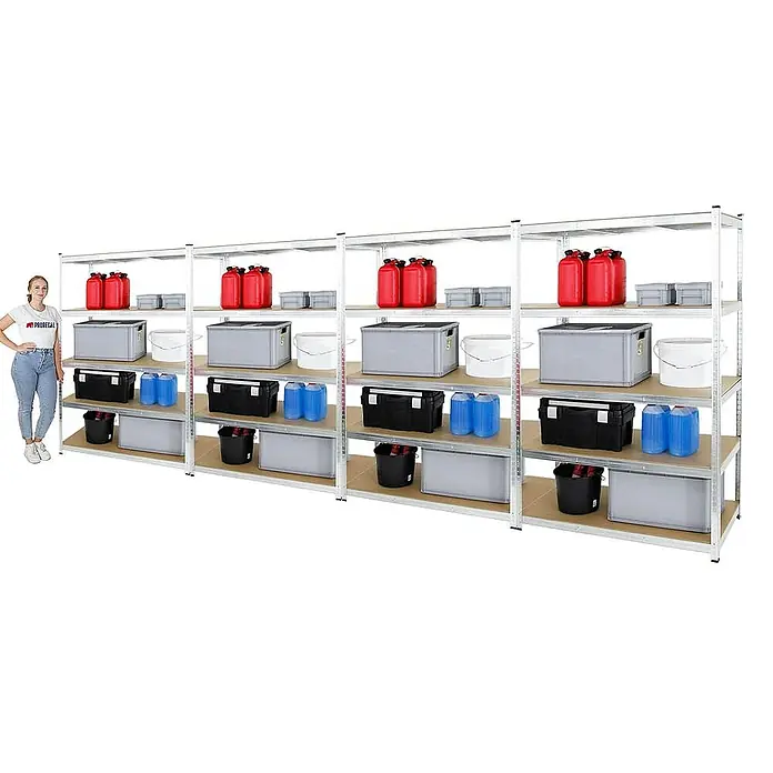 Proregal Schwerlastregal Mega Deal Ragnar - H x B x T: 180 x 120 x 60 cm, Traglast pro Boden: 175 kg, Anzahl Böden: 5 Stk., Stecken, Verzinkt - Ein Regal mit vier Ebenen, das mit verschiedenen Behältern und Kanistern gefüllt ist, daneben eine Frau für den Größenvergleich.