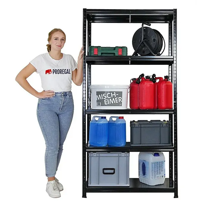 Proregal Metallregal Mega Deal Ragnar - Traglast pro Boden: 125 kg, Anzahl Böden: 5 Stk., Stecken, Schwarz - Ein schwarzes Metallregal mit verschiedenen Gegenständen steht neben einer Frau, die ein Proregal-T-Shirt trägt.