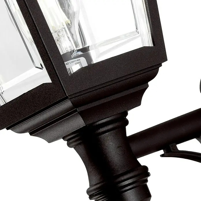 Elstead Außenwandleuchte Kerry - 60 W, 28 x 52 x 52 cm, Schwarz, IP44 - Nahaufnahme einer schwarzen Außenleuchte mit klarem Glas und einer Glühbirne. Das elegante Design der Leuchte sorgt für stilvolle Beleuchtung im Außenbereich.