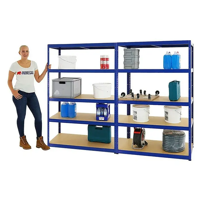Proregal Schwerlastregal Mega Deal Big Elephant M - Traglast pro Boden: 250 kg, Anzahl Böden: 5 Stk., Stecken, Blau - Ein robustes blaues Regal mit Holzregalböden ist mit verschiedenen Gegenständen gefüllt. Eine Frau steht daneben.
