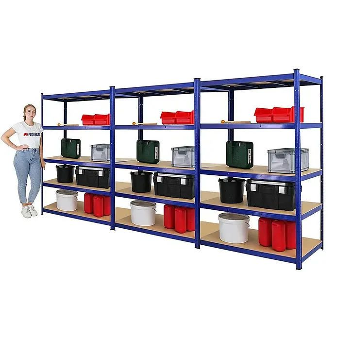 Proregal Schwerlastregal Mega Deal TAURUS - H x B x T: 180 x 120 x 60 cm, Traglast pro Boden: 175 kg, Anzahl Böden: 5 Stk., Stecken, Blau - Ein großes blaues Metallregal mit mehreren Regalböden, die mit verschiedenen Boxen und Behältern gefüllt sind, dargestellt mit einer Frau zur Größenorientierung.