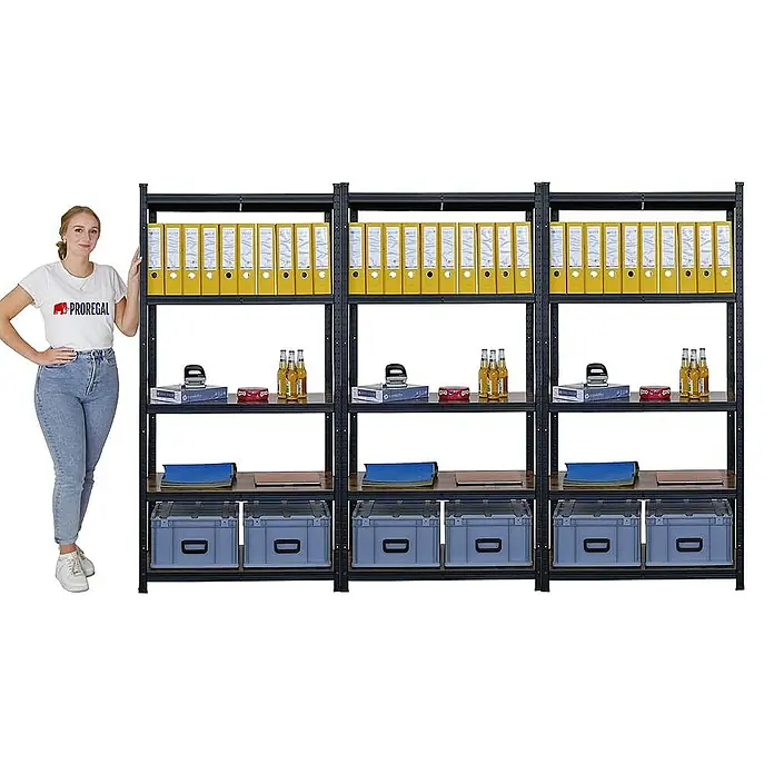 Proregal Metallregal Mega Deal All Black Series Ragnar - Traglast pro Boden: 100 kg, Anzahl Böden: 5 Stk., Stecken, Schwarz - Das Bild zeigt ein Proregal-Regalsystem mit Ordnern, Boxen und Dekoartikeln. Eine Frau steht daneben.