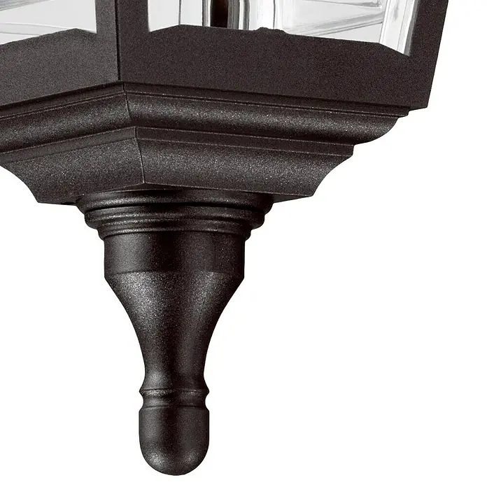 Elstead Pendelleuchte Kerry - 60 W, Farbe Gehäuse: Schwarz, 20,4 x 20,5 x 62,5 cm, Ohne Leuchtmittel - Nahaufnahme einer stilvollen, dunkelbraunen Außenleuchte mit dekorativen Details und klaren Glaspaneelen.