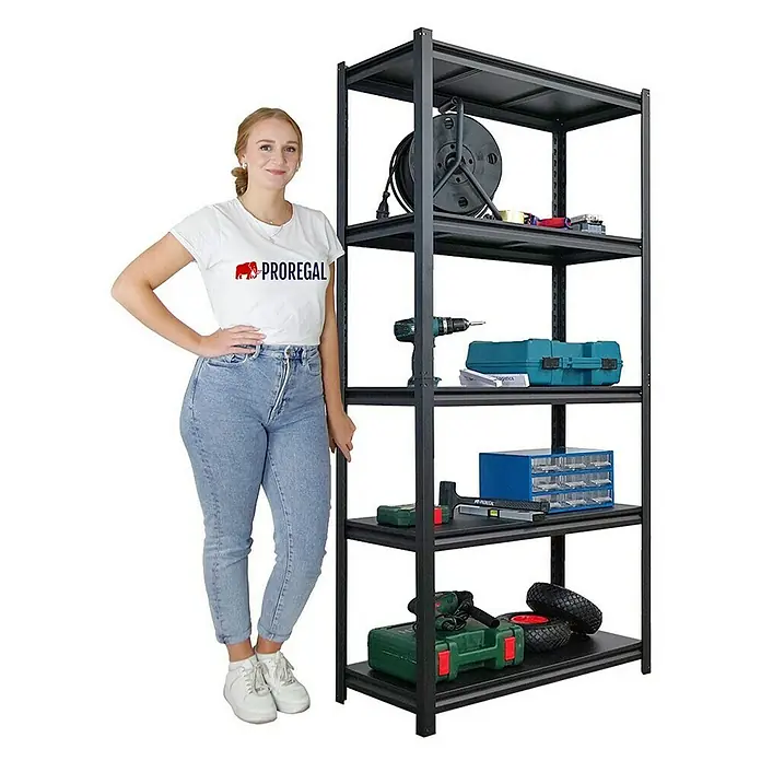 Proregal Schwerlastregal Thorin - Traglast pro Boden: 350 kg, Anzahl Böden: 5 Stk., Stecken, Schwarz - Schwarzes Metallregal mit Werkzeugen und einer Frau, die daneben steht. Ideal für Werkstatt und Lagerung.