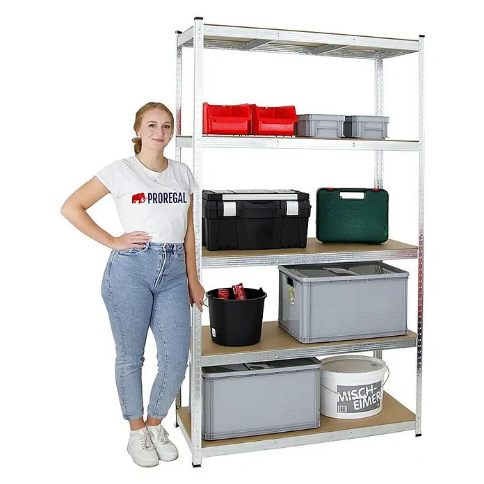 Proregal Schwerlastregal Mega Deal Kellerregal GORILLA - Traglast pro Boden: 175 kg, Anzahl Böden: 5 Stk., Stecken, Silber - Ein hochauflösendes Bild eines Metallregals voller Lagerbehälter mit einer Frau, die daneben steht. Das Regal dient als vielseitige Aufbewahrungslösung.