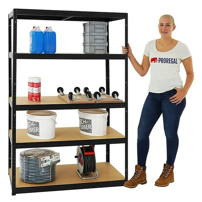 Proregal Schwerlastregal Mega Deal Big Elephant M - Traglast pro Boden: 250 kg, Anzahl Böden: 5 Stk., Stecken, Schwarz - Schwarzes Metallregal mit fünf Ebenen, gefüllt mit verschiedenen Gegenständen, neben einer stehenden Frau.