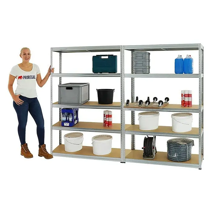 Proregal Schwerlastregal Mega Deal Big Elephant S - Traglast pro Boden: 250 kg, Anzahl Böden: 5 Stk., Stecken, Verzinkt - Regalsystem mit diversen Artikeln und einer Frau daneben, die es präsentiert. Das Regalsystem ist gut gefüllt und scheint stabil zu sein.