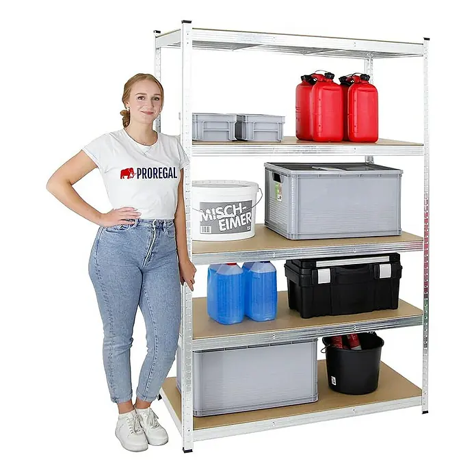 Proregal Schwerlastregal Mega Deal Kellerregal GORILLA - Traglast pro Boden: 175 kg, Anzahl Böden: 5 Stk., Stecken, Silber - Bild von einem Regal mit fünf Regalböden, beladen mit verschiedenen Behältern und Eimern, neben einer Frau stehend.